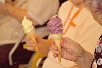 Návštěva klientů a zaměstnanců DomA Kobeřice a podávání točené zmrzliny